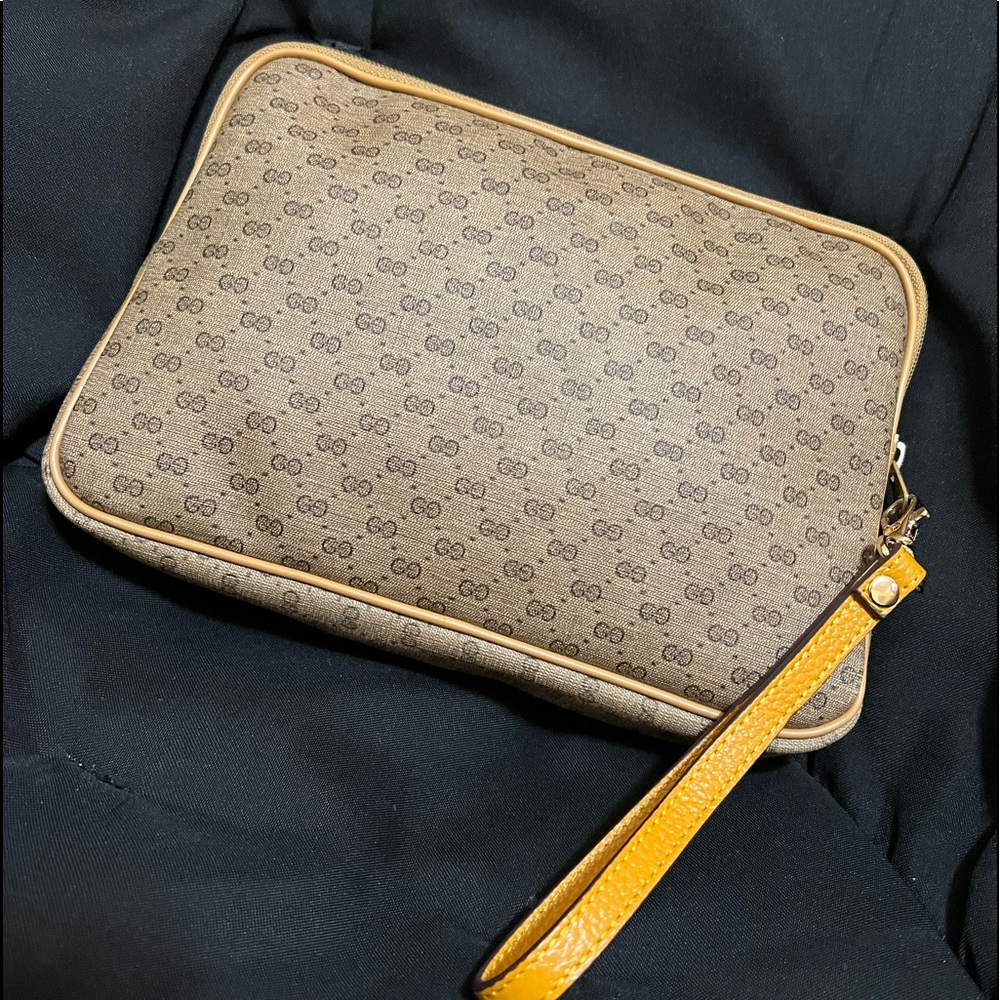 Gucci Beige and Gold Patterned Wristlet - Picture 2 of 8